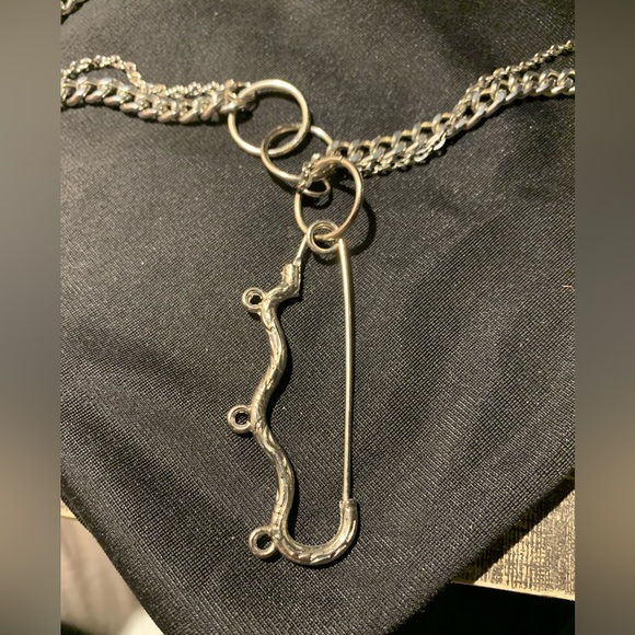Silver brass knuckle-design safety pin necklace - Picture 4 of 7